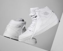 Clean your sneakers- Air Jordan1 Triple Whie