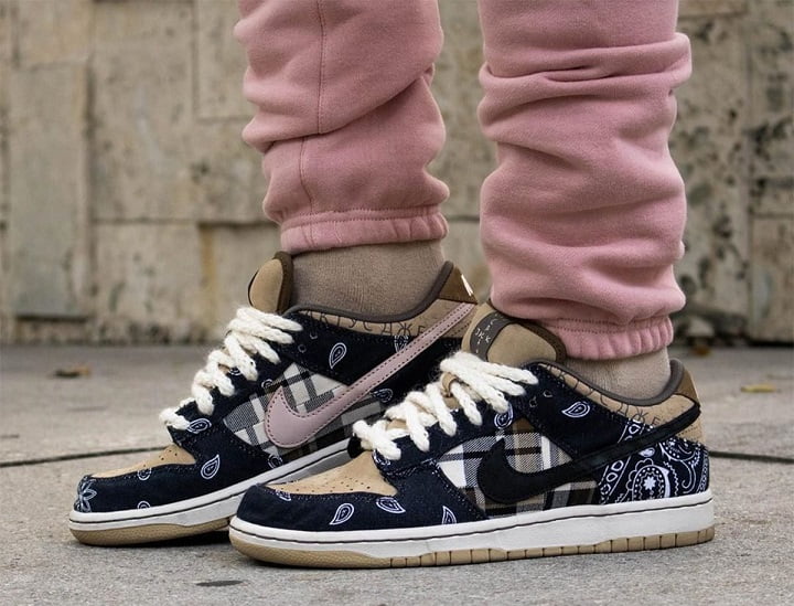 Travis Scott Sneakers Nike SB Dunk on feet